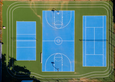 Birdseye view of the tennis and basketball courts at Creekside Apartments